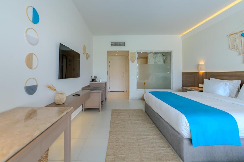 غرفه مطله ع الحديقه